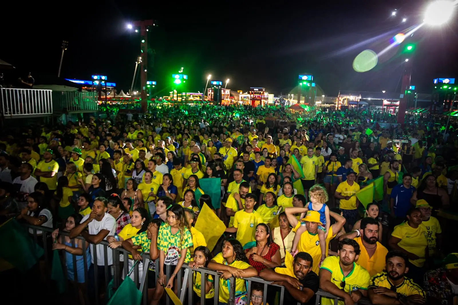 Foto da torcida assistindo ao jogo do Brasil no São João de Maracanaú