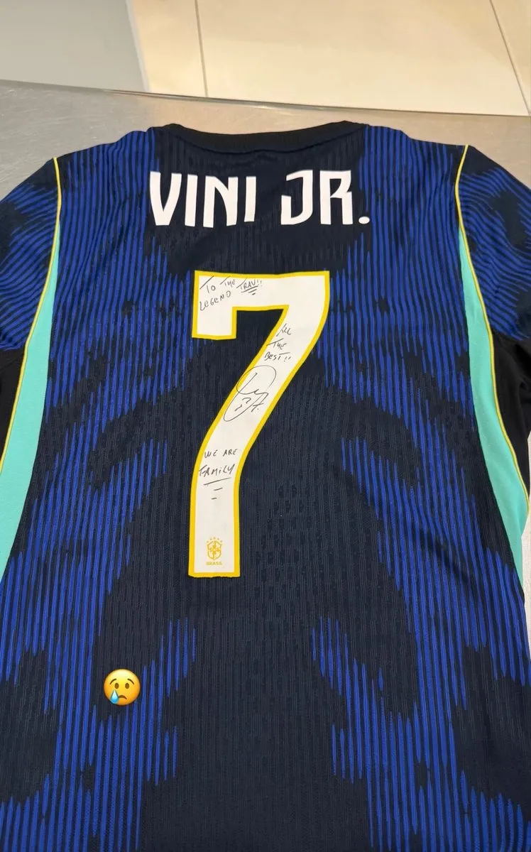 Scott ganhou a camisa da Seleção Brasileira do Vini Jr. autografada por jogadores.