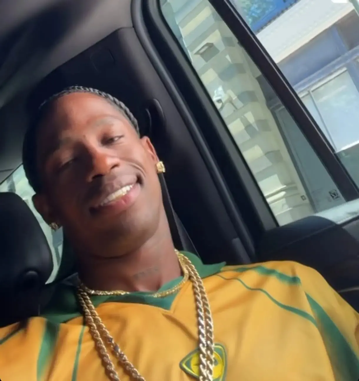 Imagem da notícia Travis Scott ganha camisa autografada de Vini Jr. após torcer pelo Brasil na Copa de 2026