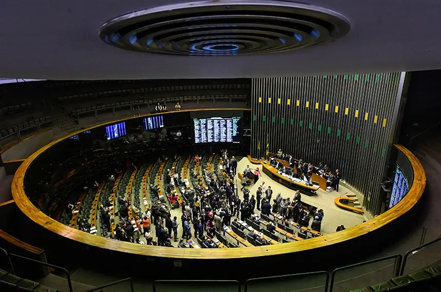 Imagem da notícia Projetos sobre IA ganham força no Congresso; saiba o que especialistas alertam sobre regulamentação