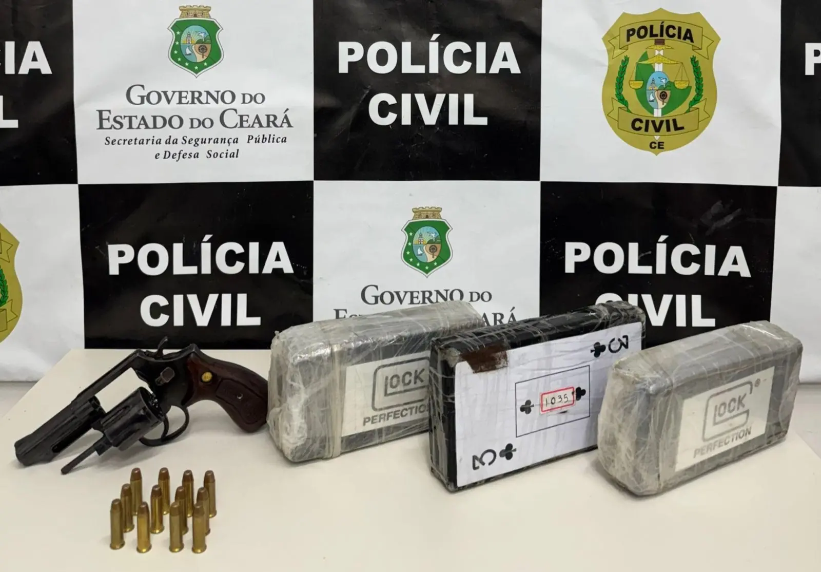 Foto que contém drogas e arma de fogo.