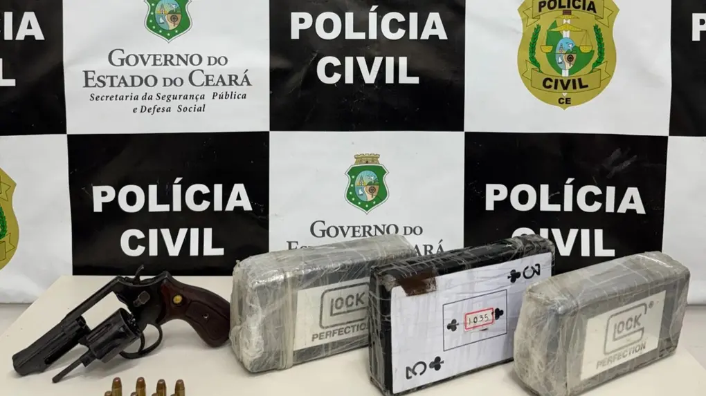 Foto que contém drogas e arma de fogo.