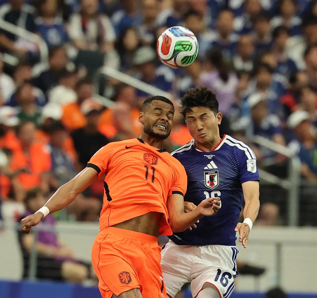 Atletas de Holanda e Japão disputam bola aérea