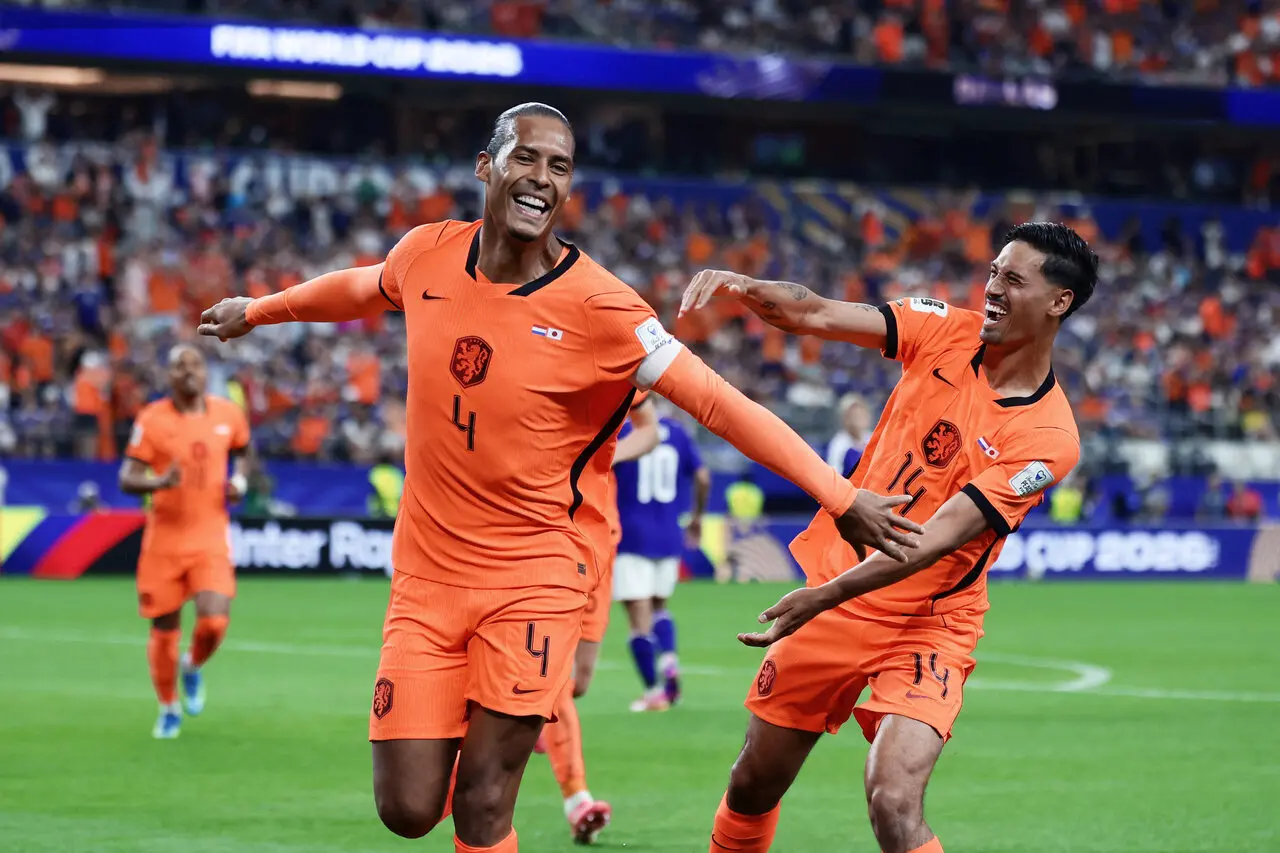 Van Dijk comemora gol pela seleção da Holanda