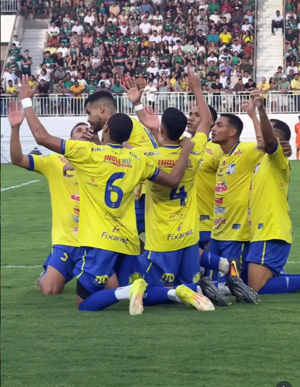 Elenco do Itapipoca comemora título da Série B do Cearense
