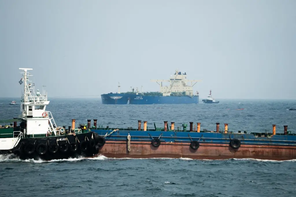 Foto que contém navios no Estreito de Ormuz.