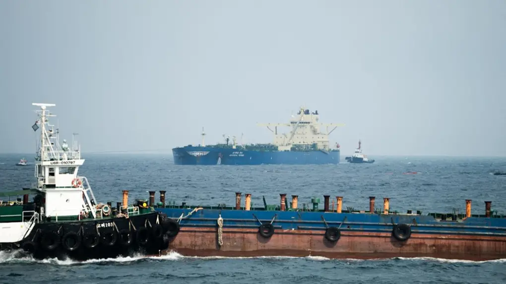 Foto que contém navios no Estreito de Ormuz.