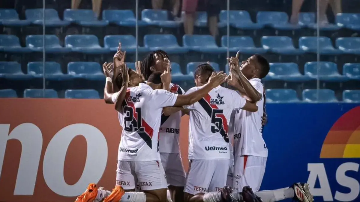 Elenco do Ferroviário comemora gol