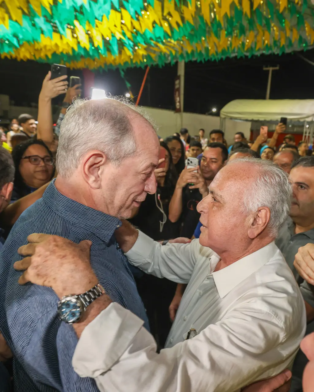 Ciro Gomes e Roberto Pessoa se cumprimentam durante São João do Maracanaú.
