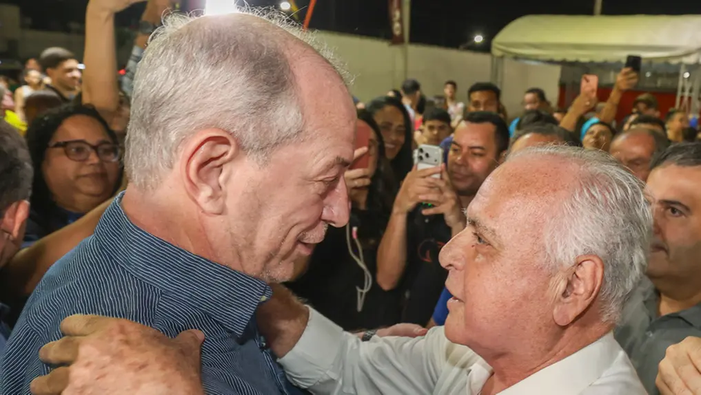 Ciro Gomes e Roberto Pessoa se cumprimentam durante São João do Maracanaú.