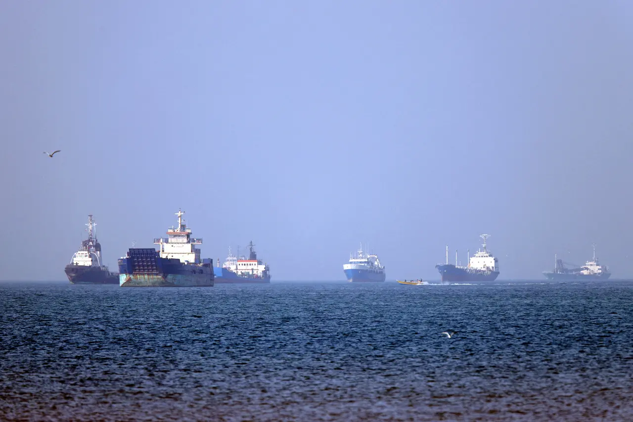 Navios no Estreito de Ormuz em alto-mar.