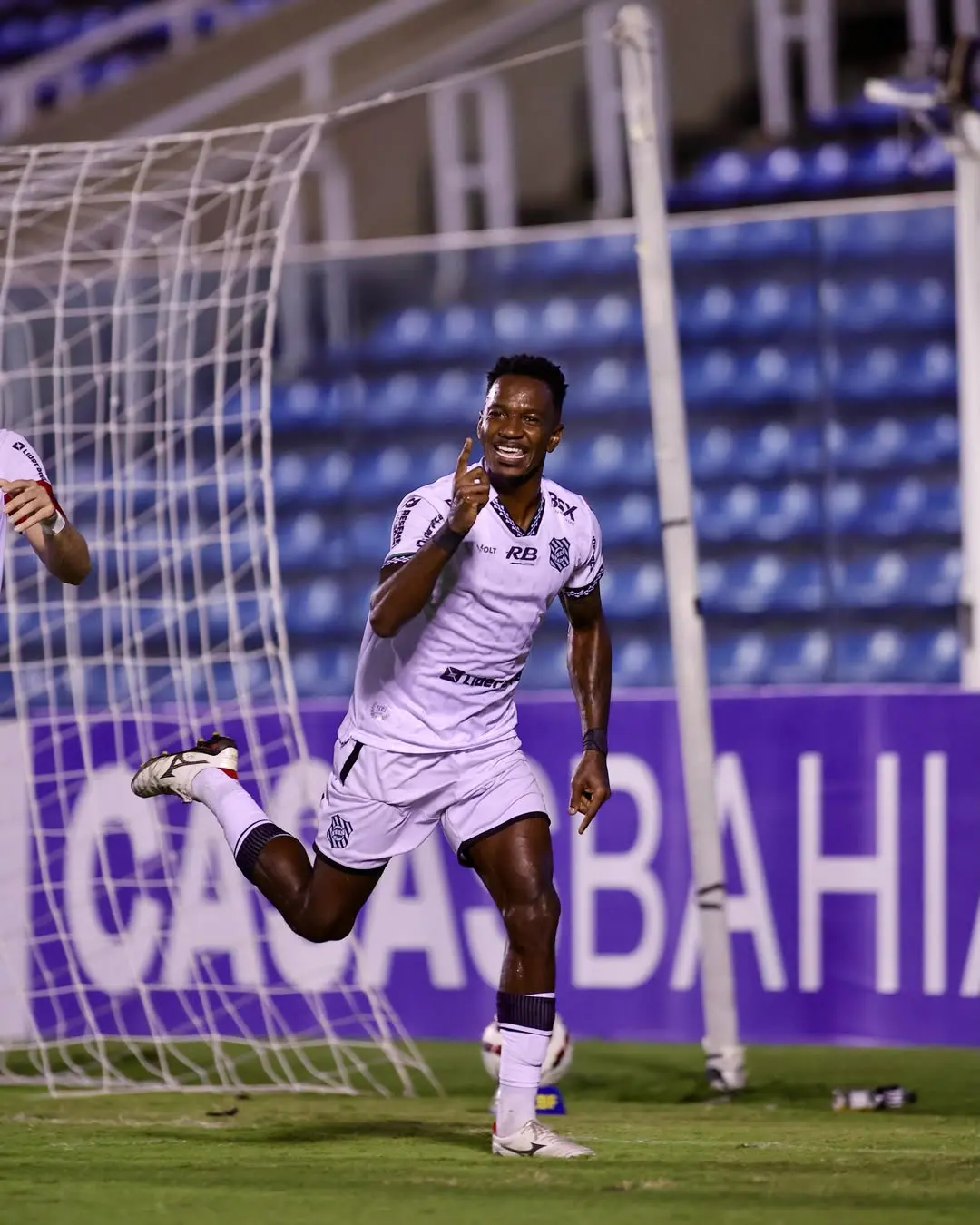 Figueirense comemora gol contra o Floresta