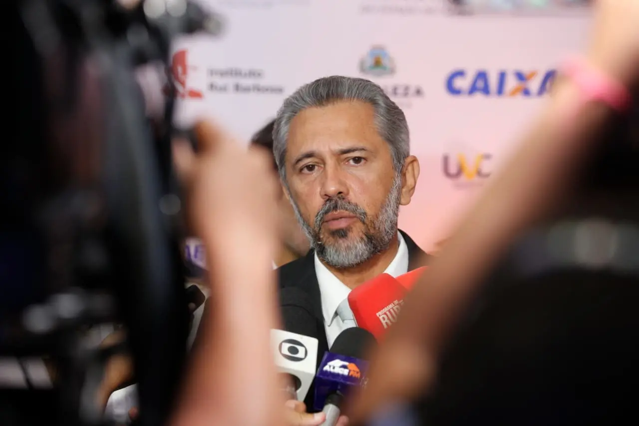 Governador Elmano de Freitas.