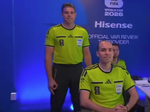 Imagem da notícia: Monitor antirracista da Fifa solicita afastamento de árbitro de vídeo após suposto gesto neonazista