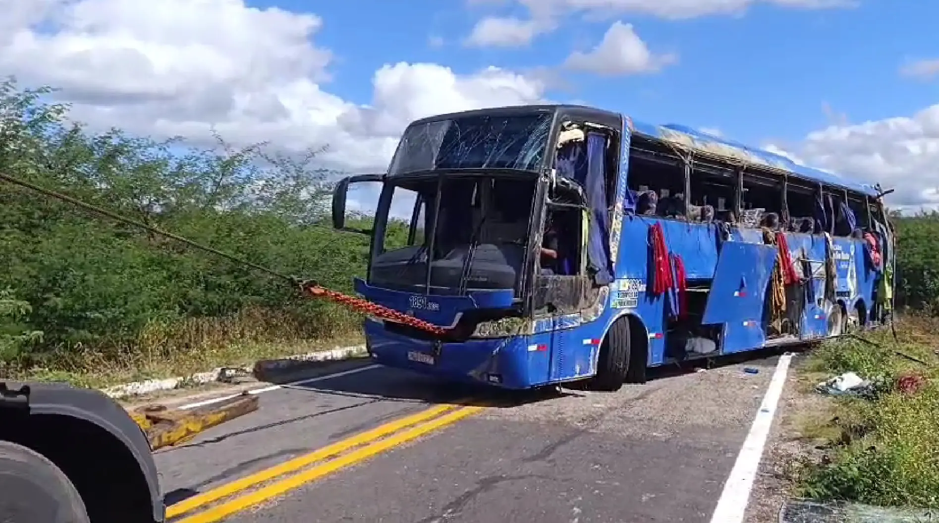 Véiculo foi guinchado por volta de 11h30 desta segunda-feira (15).