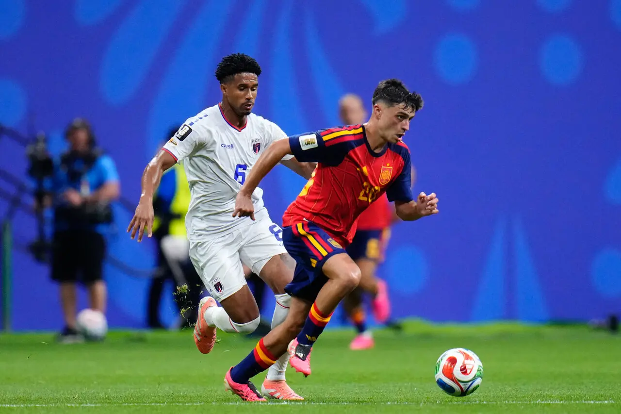 Atletas de Espanha e Cabo Verde disputam bola