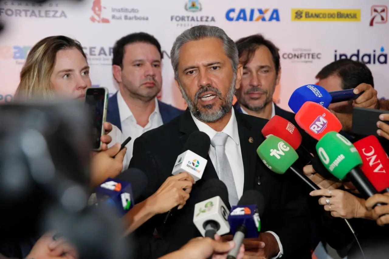 Governador Elmano de Freitas durante entrevista coletiva no XIV Seminário de Gestores Públicos – Prefeitos 2026.
