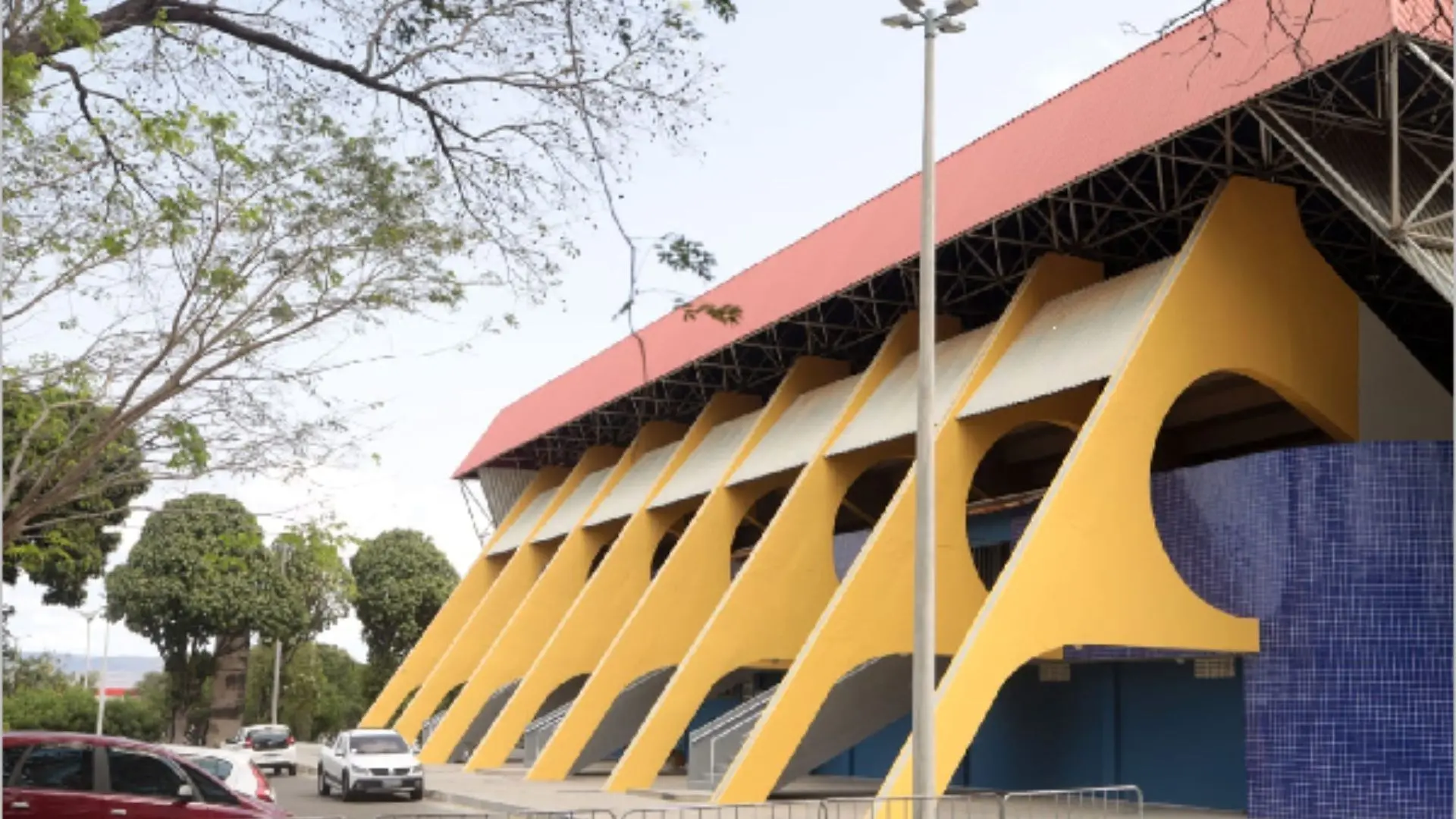Foto do espao onde mortos em acidente com ônibus de time de basquete cearense serão velados coletivamente.