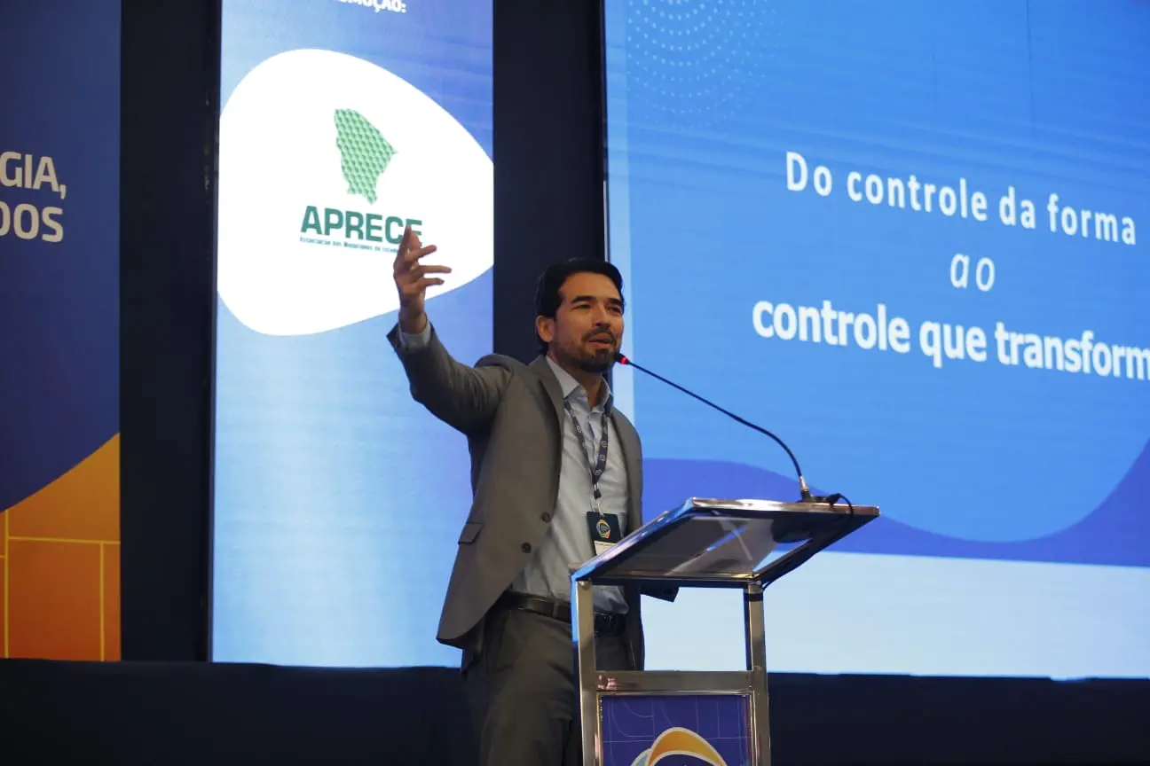 Rholden Queiroz gesticula durante palestra no Seminário de Gestores Públicos.
