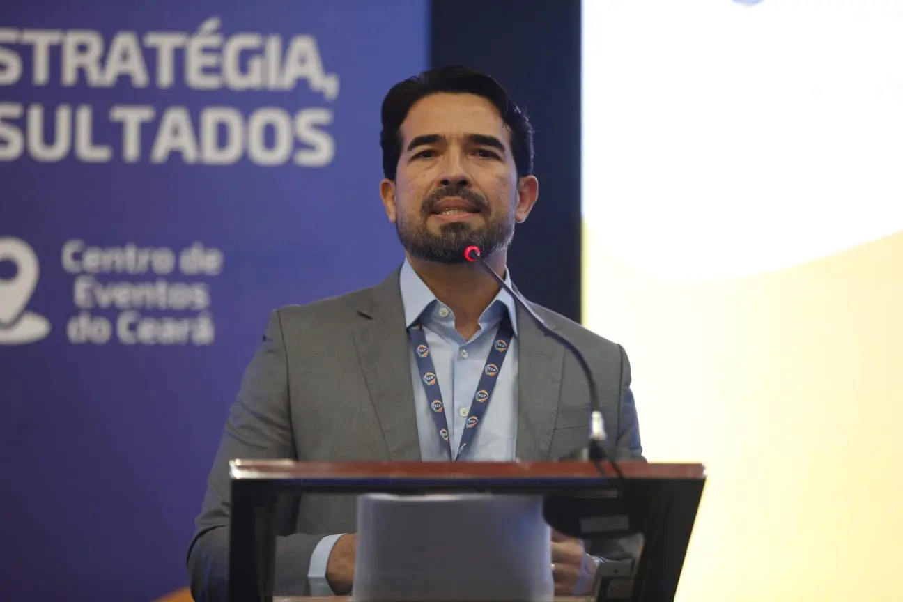 Rholden Queiroz, presidente do TCE, discursa em microfone.