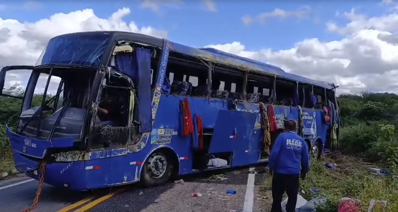ônibus em Tauá após acidente.