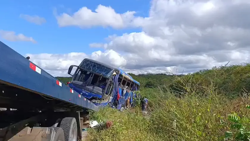 Imagem de ônibus que capotou a caminho de Juazeiro do Norte para ilustrar matéria sobre aulas são suspensas em escolas estaduais do município após tragédia com time de basquete.