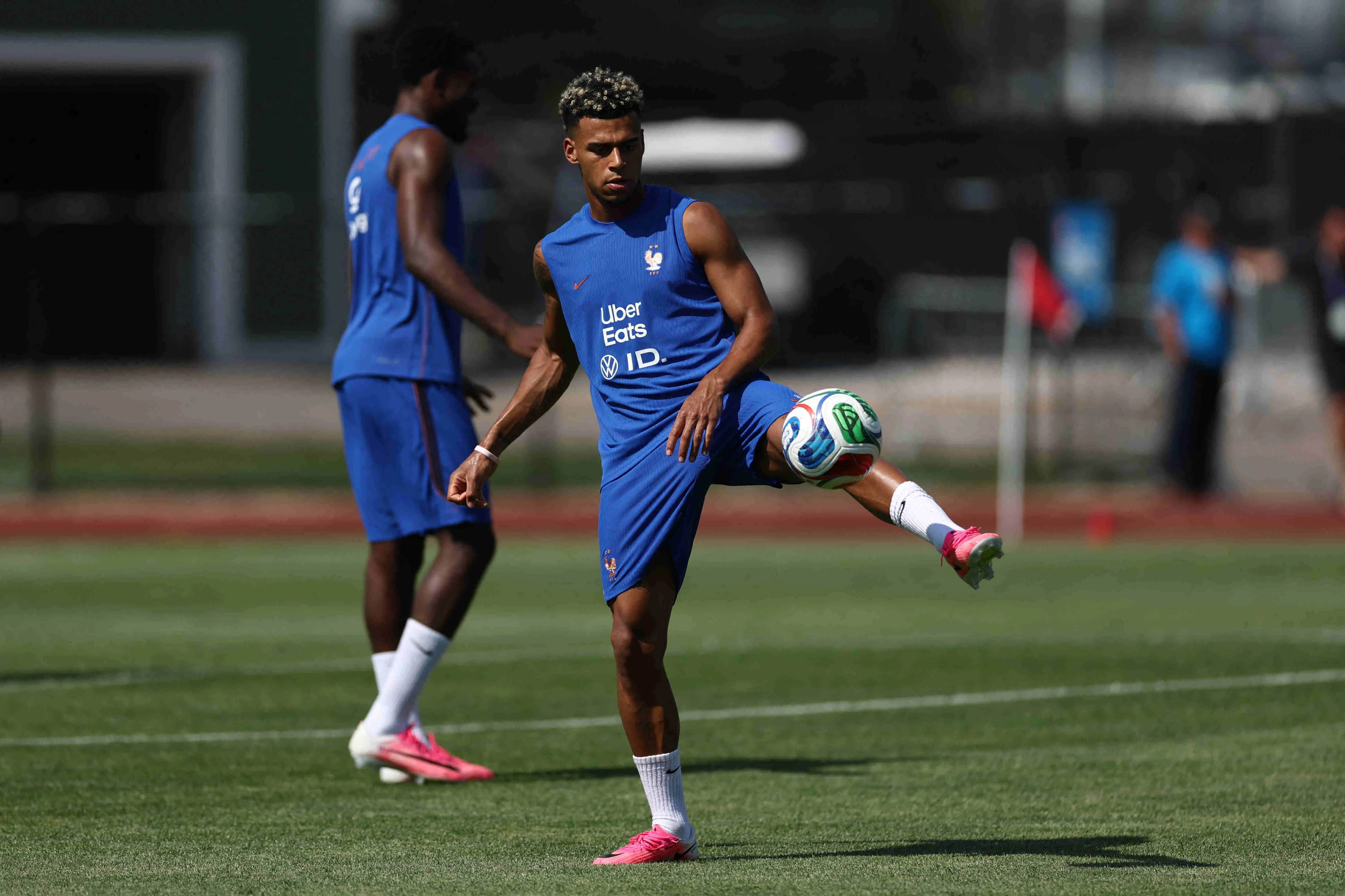 Imagem da notícia Cearense ganha fama em Paris ao tatuar jogadores da seleção francesa