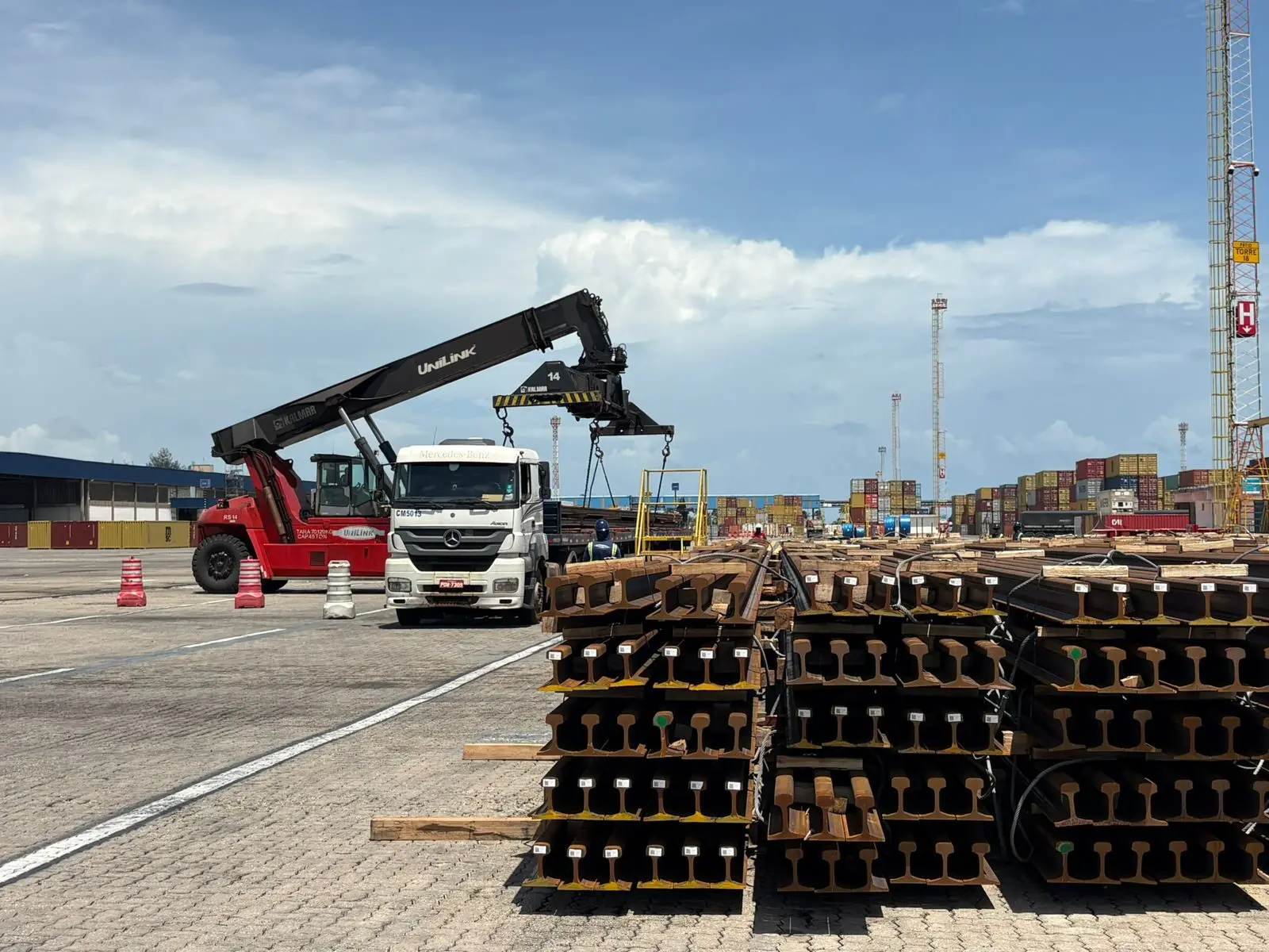 Foto que contém chegada dos trilhos da Transnordestina no Pecém.