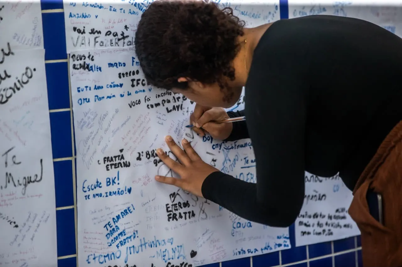 Homenagens, lembranças e palavras de carinho são deixadas no mural para vítimas de acidente.