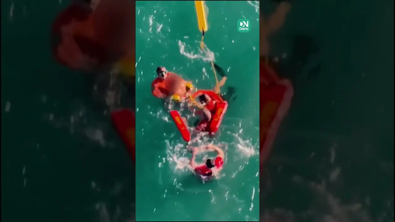 Imagem da notícia VÍDEO: Dupla resgatada de afogamento por helicóptero dos Bombeiros na Barra do Ceará