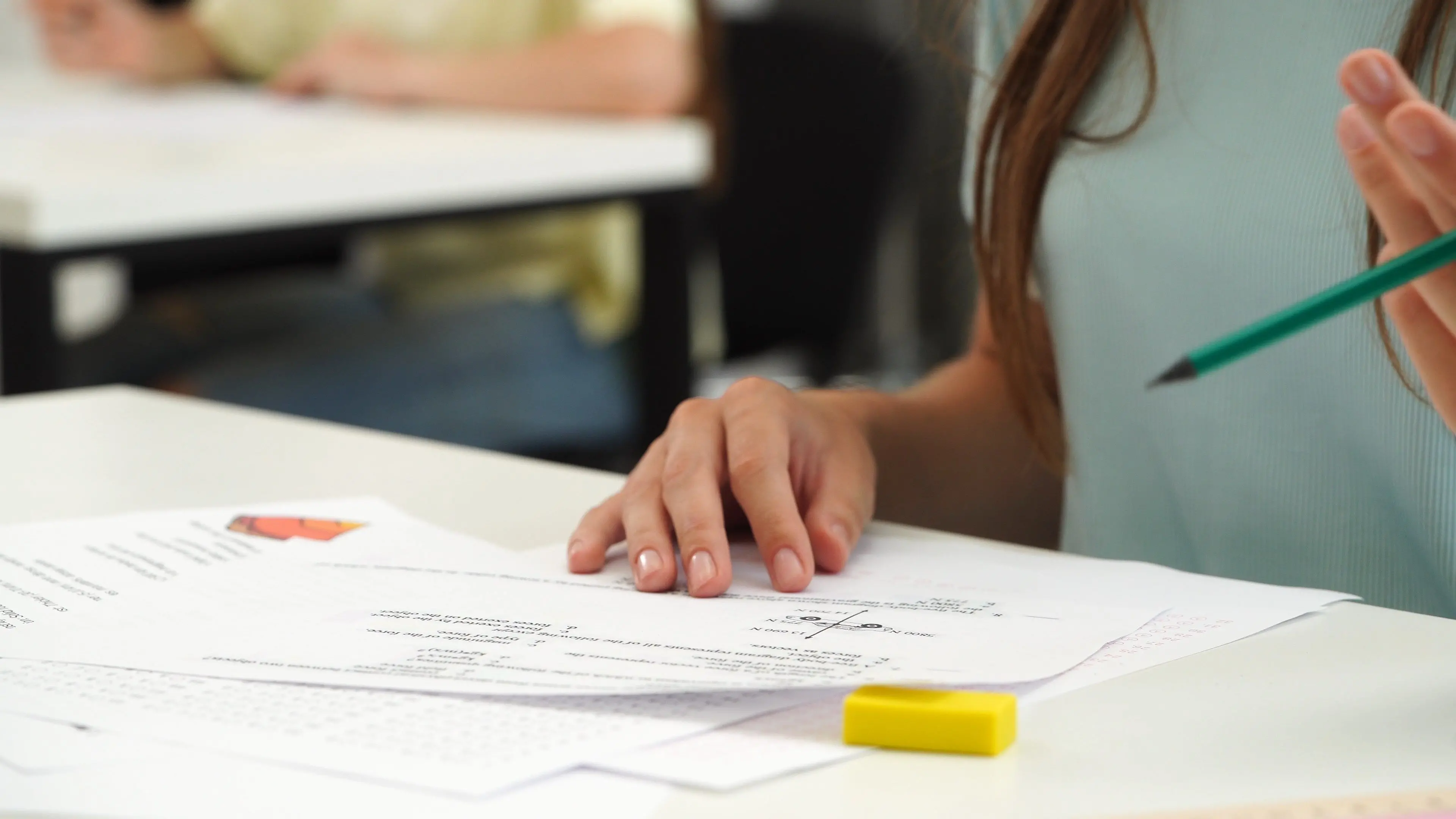 Estudante faz prova de matemática em sala de aula.