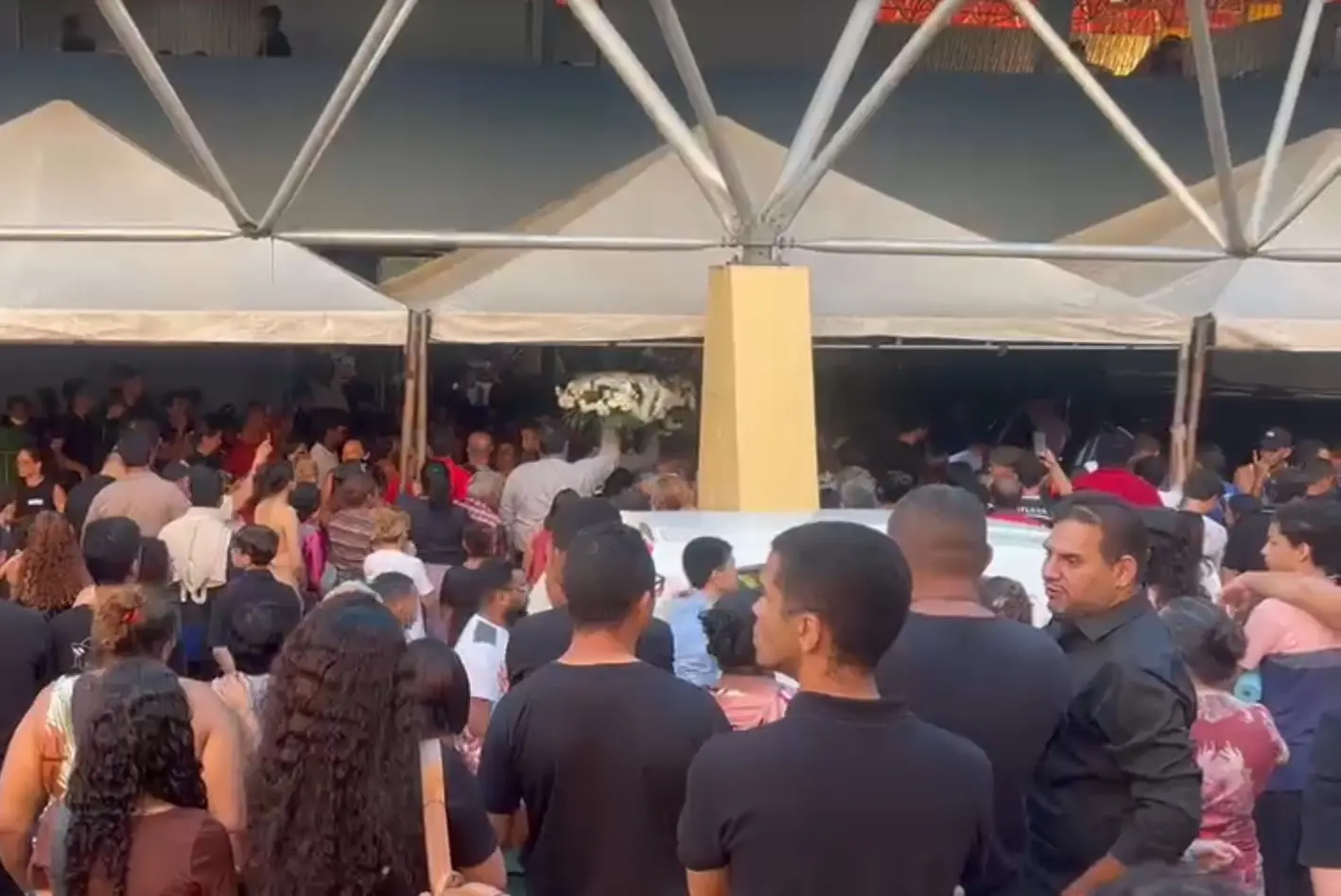 Imagem da notícia: Ao som de 'Amigos para Sempre', cortejo por ruas de Juazeiro homenageia atletas mortos em acidente no CE
