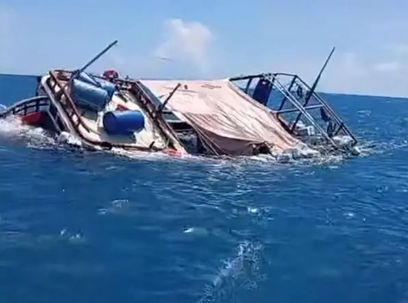 Imagem da notícia VÍDEO | Barco de pesca naufraga em Itarema, no CE; tripulantes foram resgatados