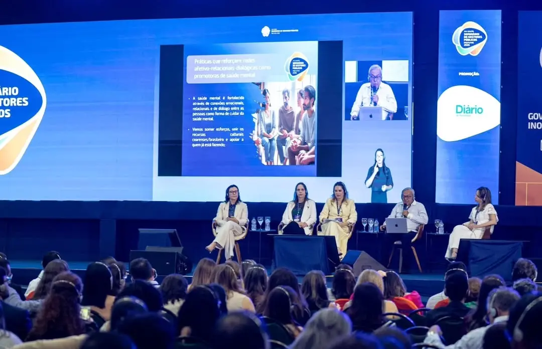 Painel sobre saúde mental durante o Seminário de Gestores Públicos reúne especialistas em um palco diante de uma plateia.