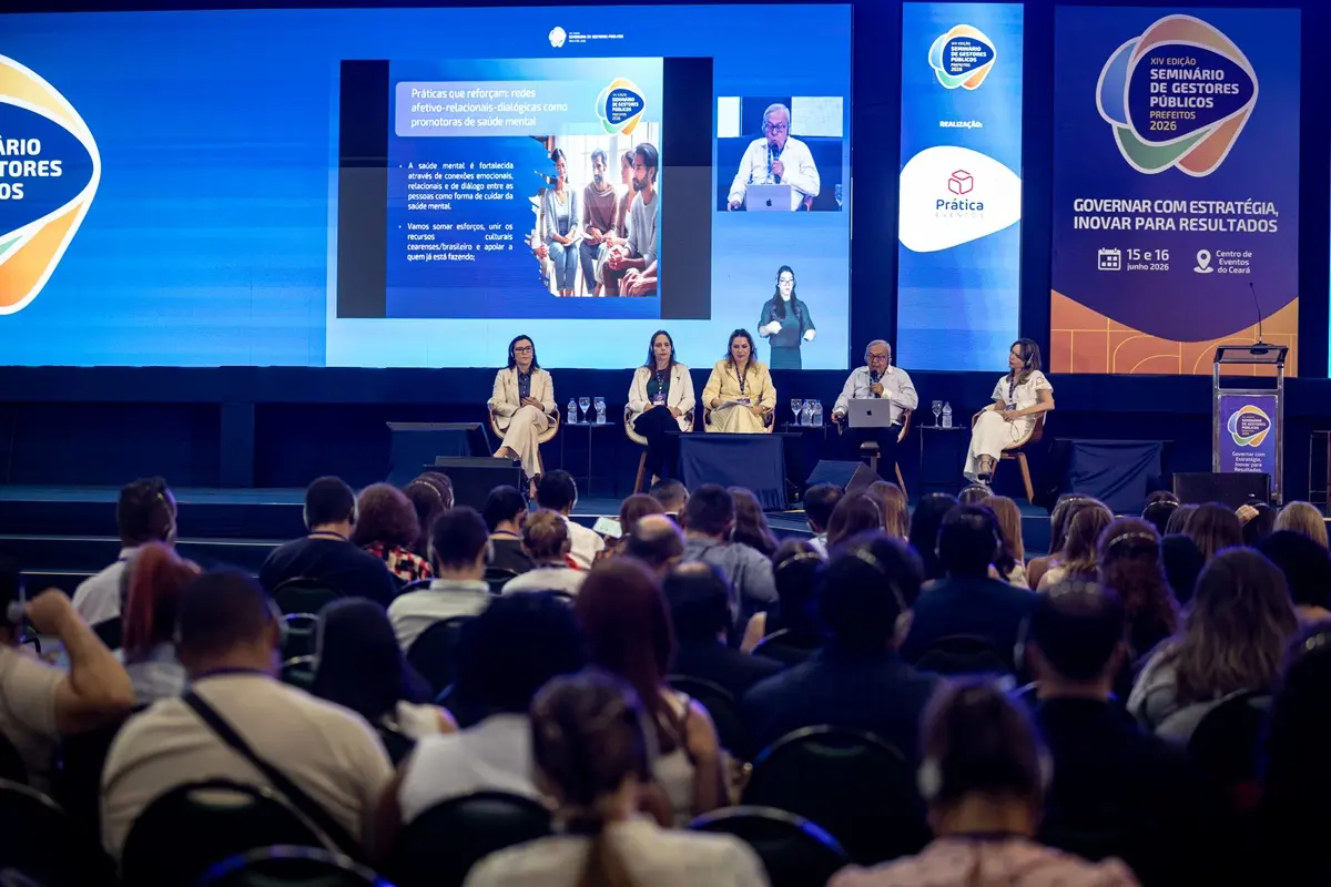 Painel sobre saúde mental durante o Seminário de Gestores Públicos reúne especialistas em um palco diante de uma plateia.
