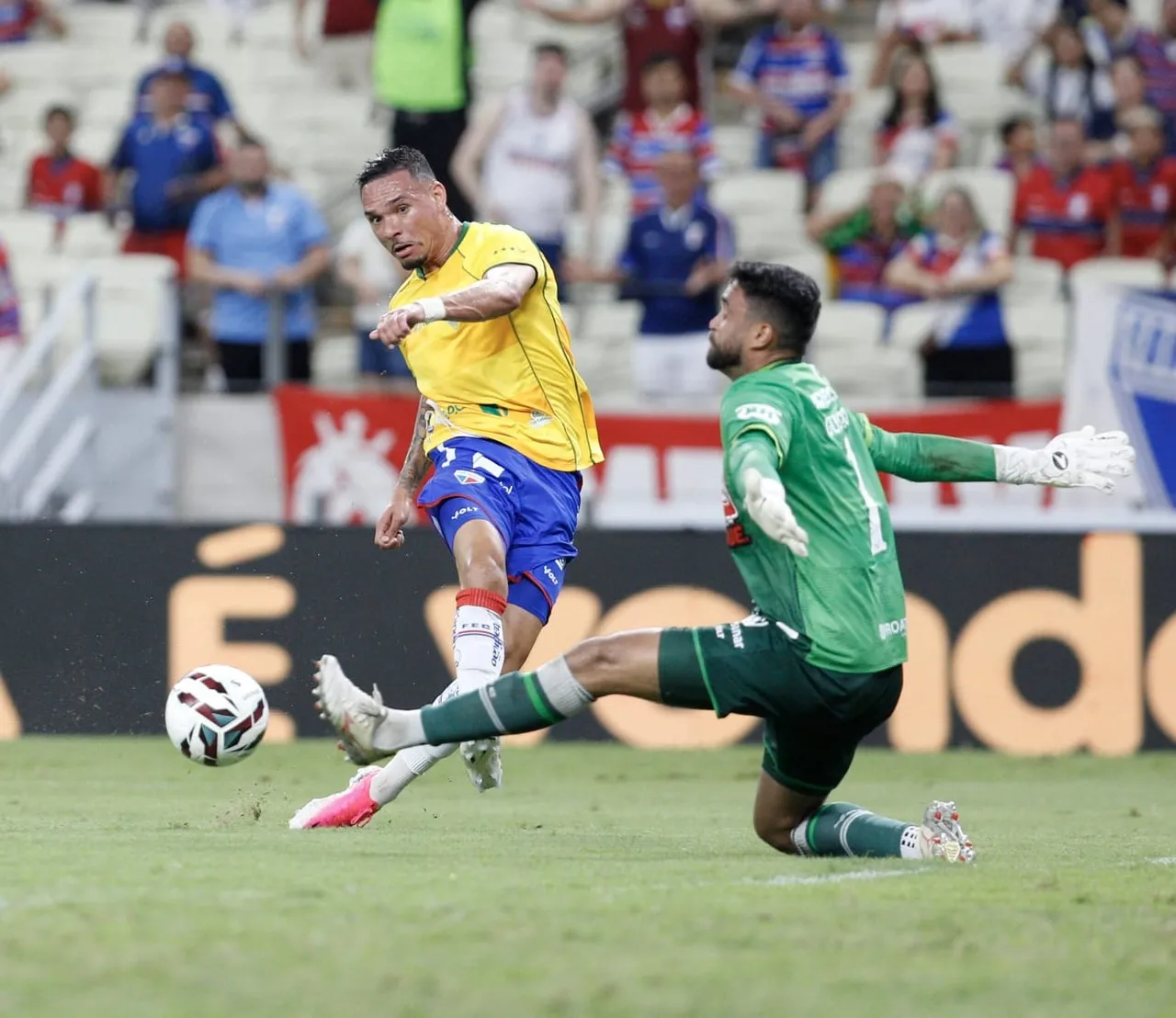 O Fortaleza criou muito, mas parou no goleiro Gustavo, que teve grande atuação