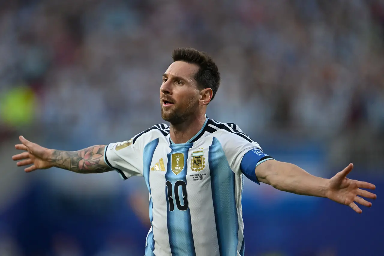 Imagem da notícia Messi marca 3 em estreia da Argentina e iguala Klose como maior artilheiro da história das Copas