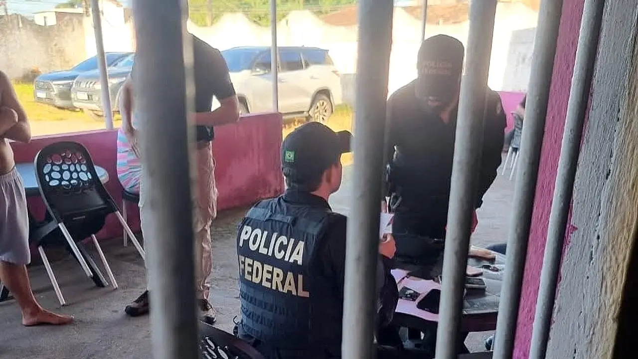 Durante a operação, foram cumpridas duas ordens judiciais.