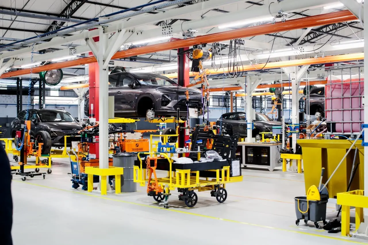 polo automotivo varios carros vistos de cima