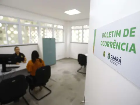 Imagem da notícia: Justiça do Ceará reduz pena de homem que asfixiou companheira na frente do filho com autismo