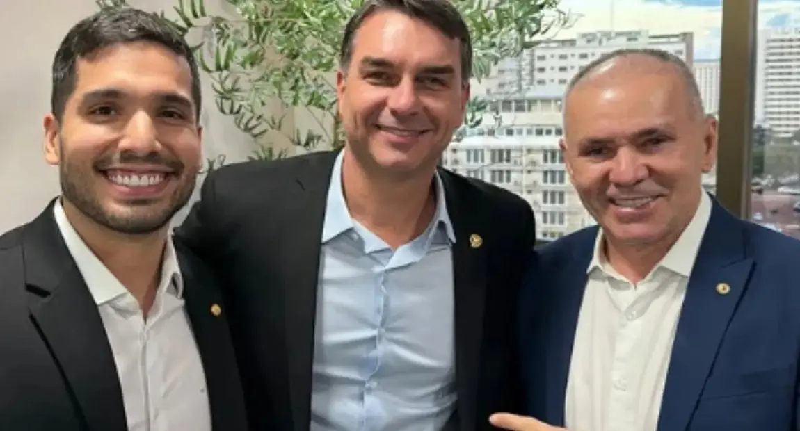 André e Alcides Fernandes com Flávio Bolsonaro