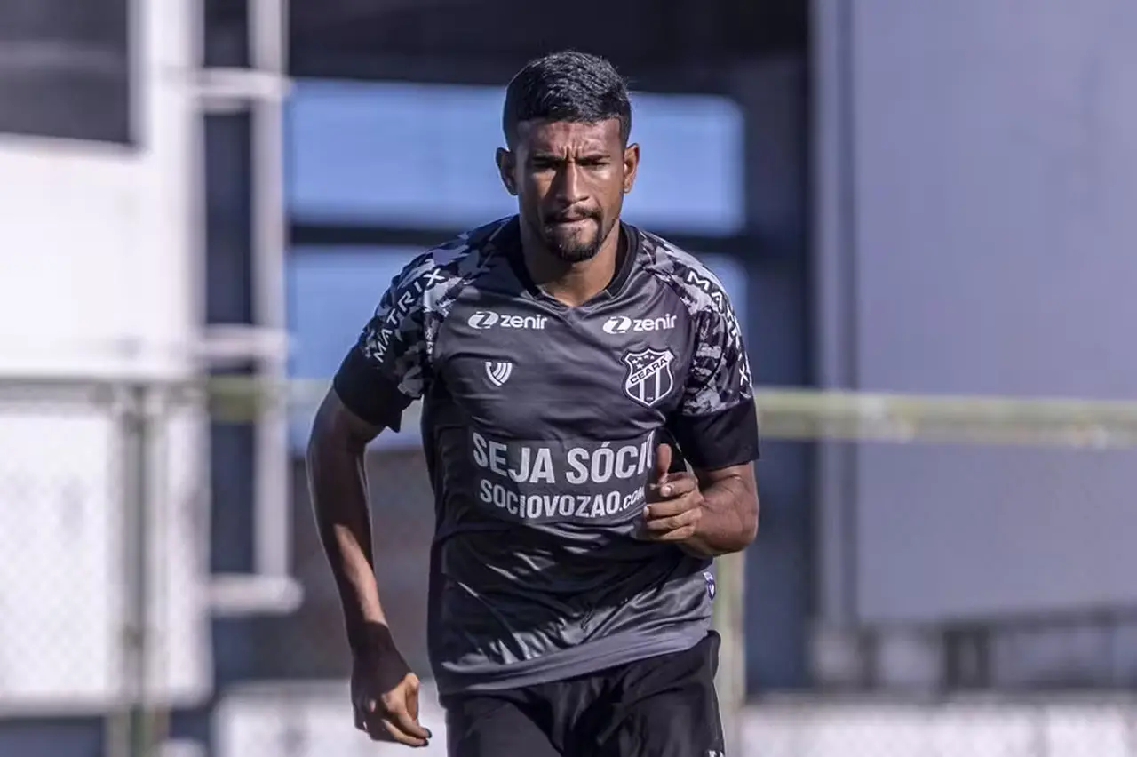 Imagem da notícia: Ceará sofreu transfer ban por dívida de Lucas Rian? Entenda notificação da Fifa
