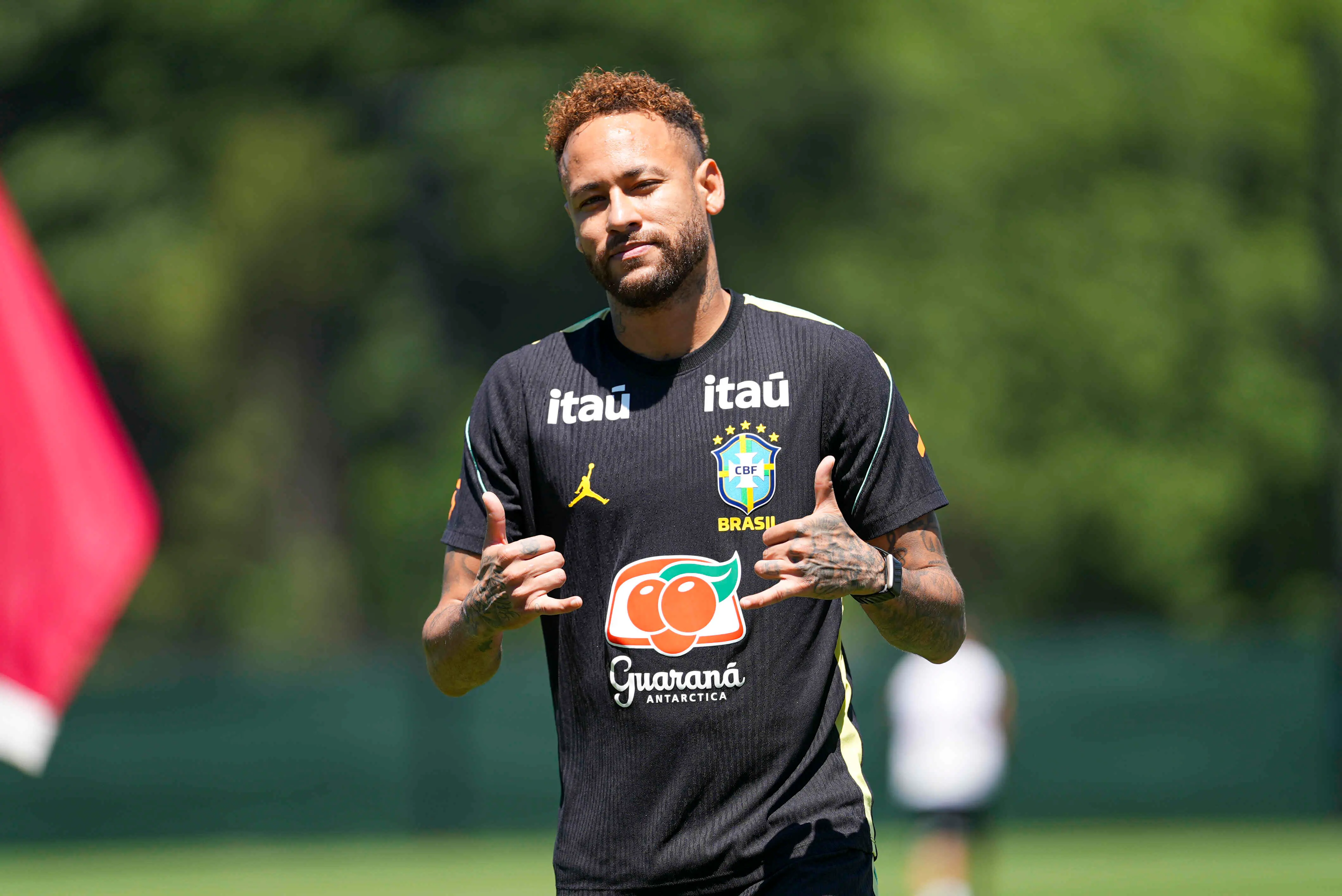 Imagem da notícia Neymar participa de treino com elenco da Seleção e avança na recuperação para a Copa; veja vídeo