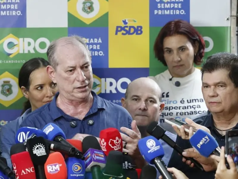 Ciro Gomes e aliados em ato de pré-campanha
