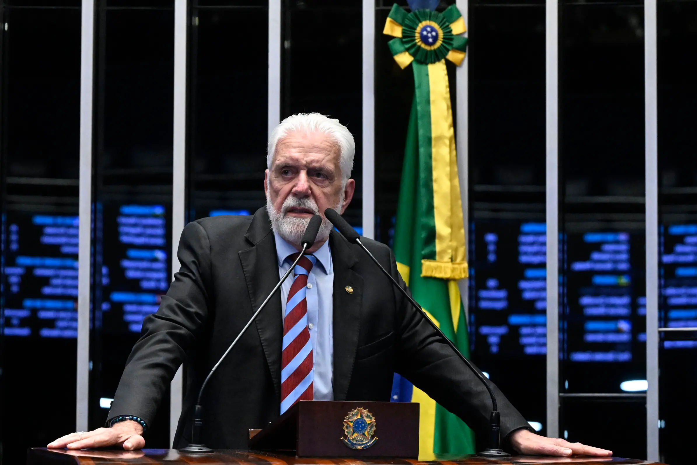 Em discurso, à tribuna, senador Jaques Wagner (PT-BA).

'