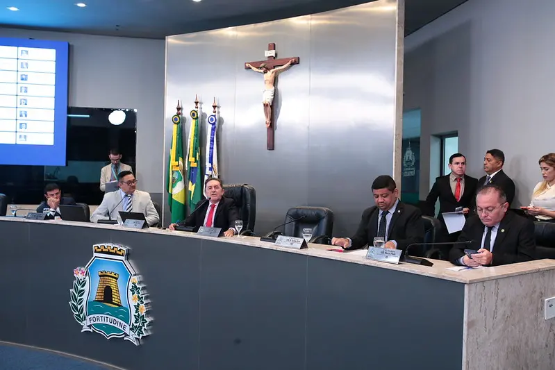 Foto da mesa diretora da Câmara de Fortaleza durante a sessão de 17.06.2026.