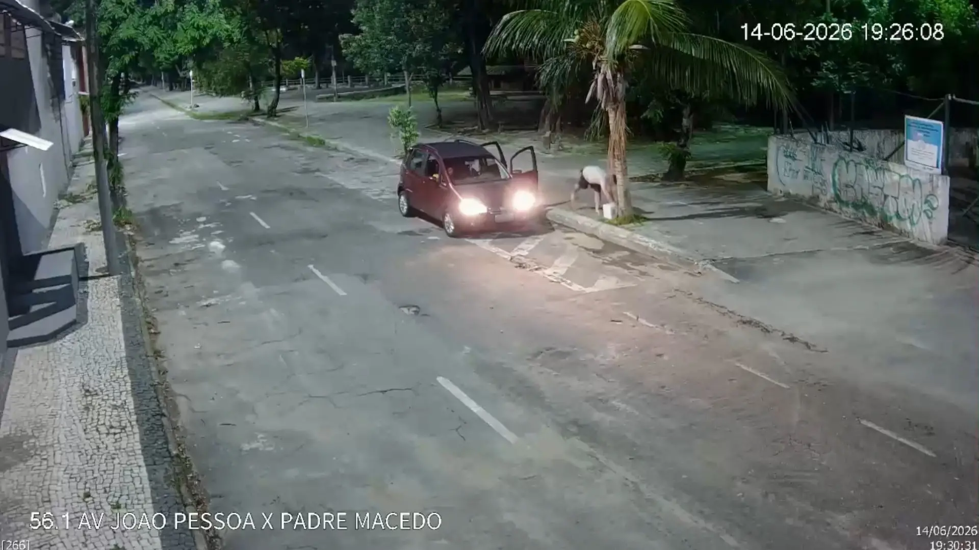 Imagem de homem descartando irregularmente um micro-ondas em frente a Ecoponto, em Fortaleza.