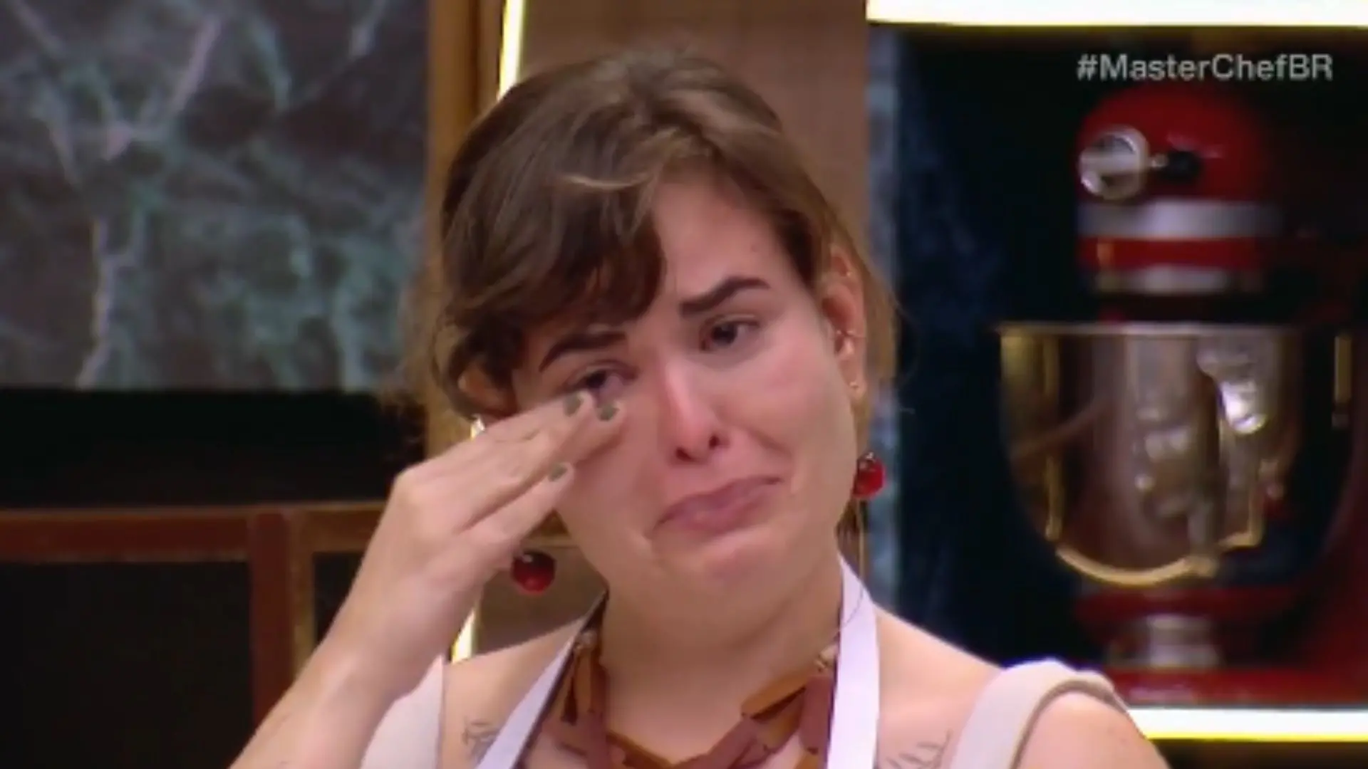 Foto de participante para ilustrar matéria sobre Fogaça fazer participante do MasterChef Brasil chorar ao recusar provar prato.