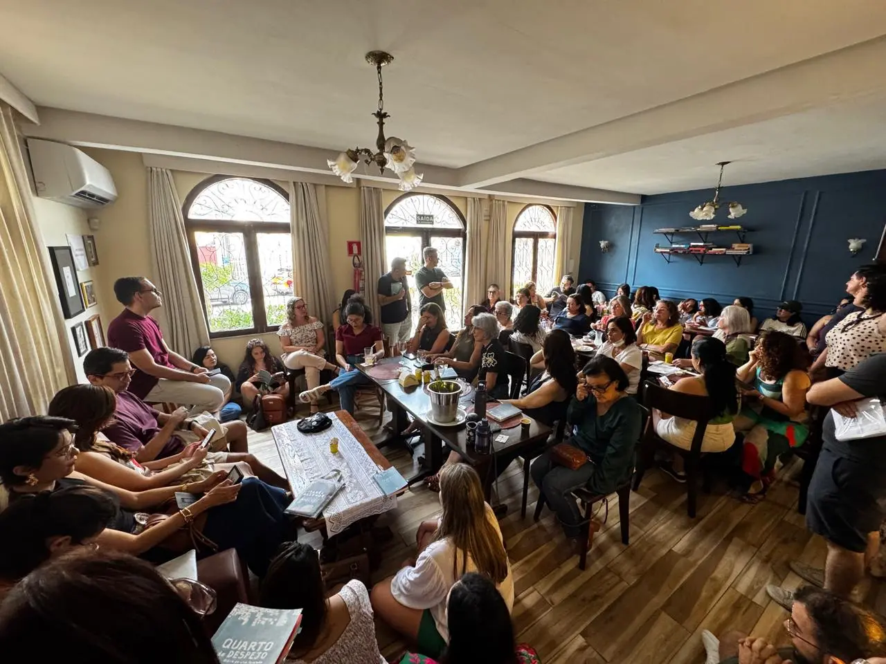 pessoas reunidas em um clube de livros