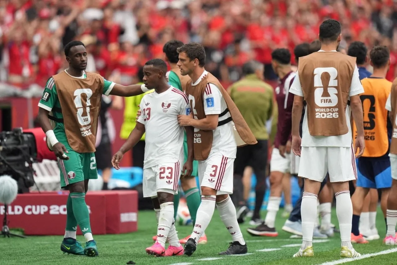 Madibo deixa o gramado aparado por companheiros, expulso após quebrar a perna de Koné